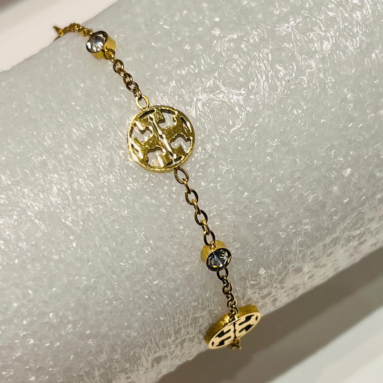 سوارة أنيقة مستوحاة من ماركة Tory Burch.